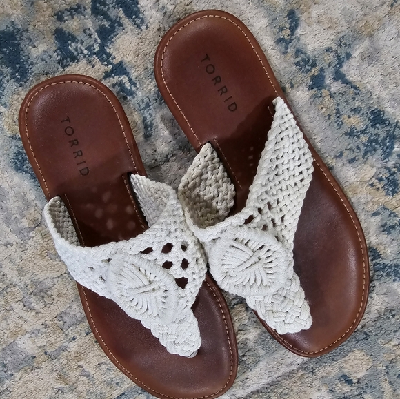 torrid White Woven Toe-Post Sandals with Brown Footbed - Picture 4 of 5